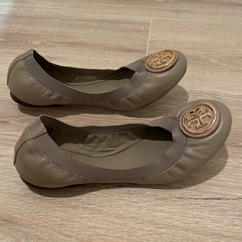 Tory Burch Caroline ballerina flat in Quarry rock gray. Size 8.5